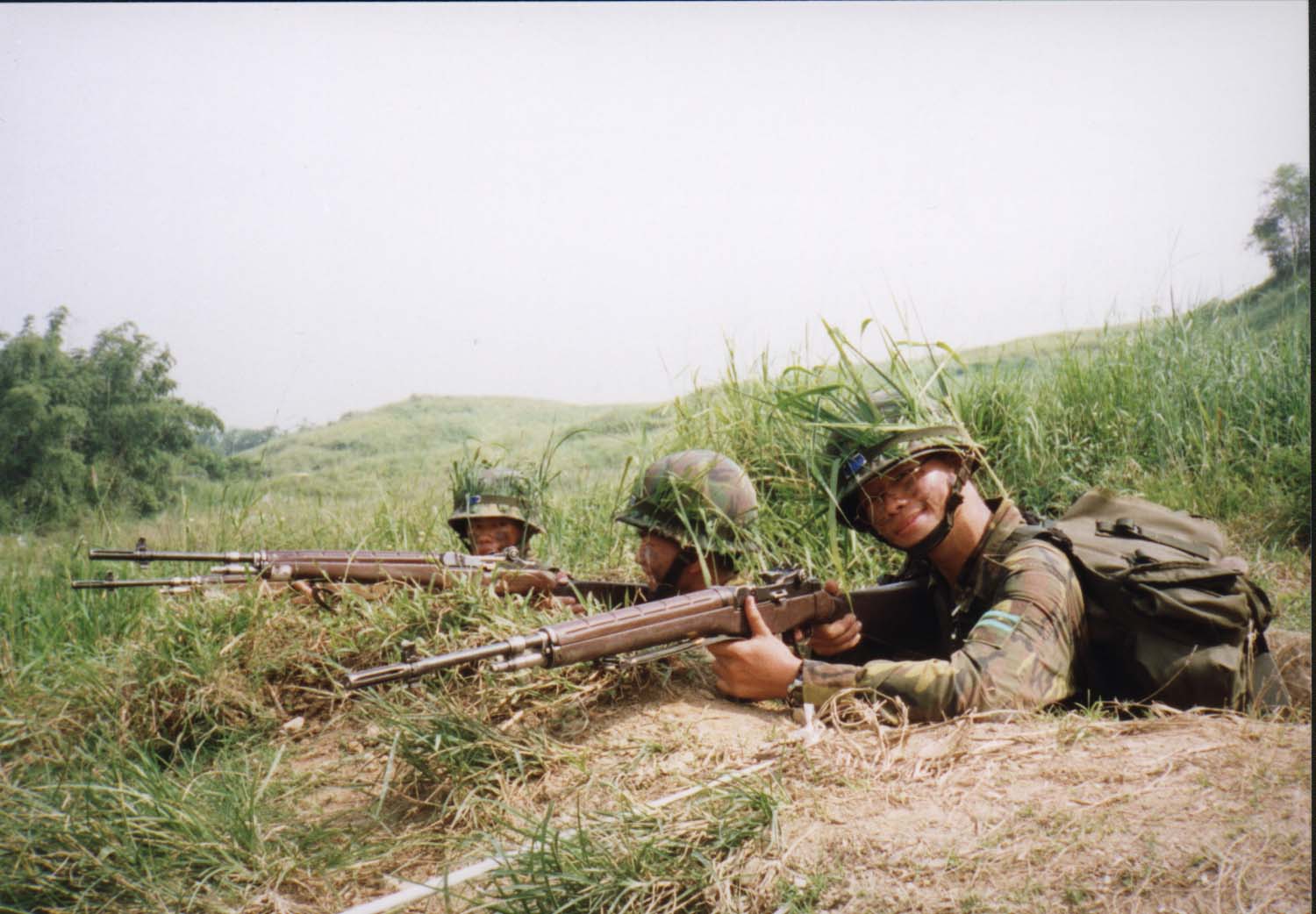 窩在散兵坑裡的我們
